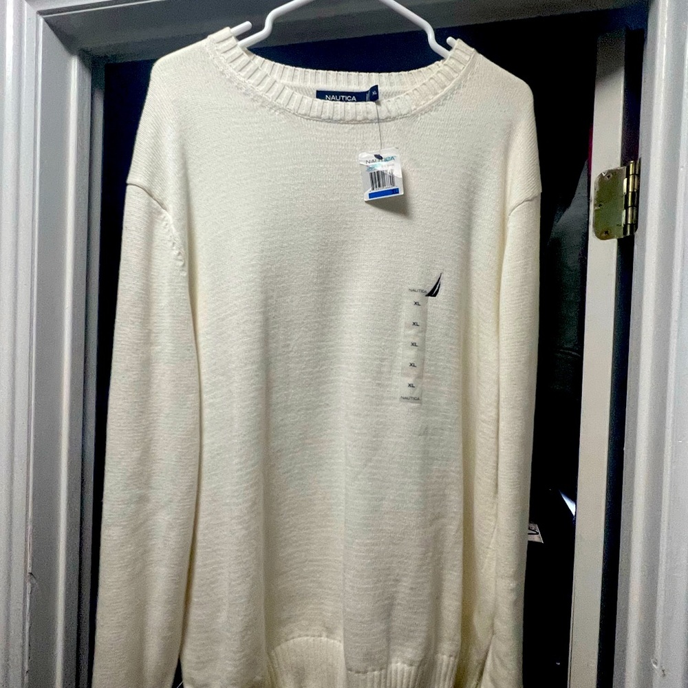 New with tags Men’s Nautica Crew Neck Sweater.